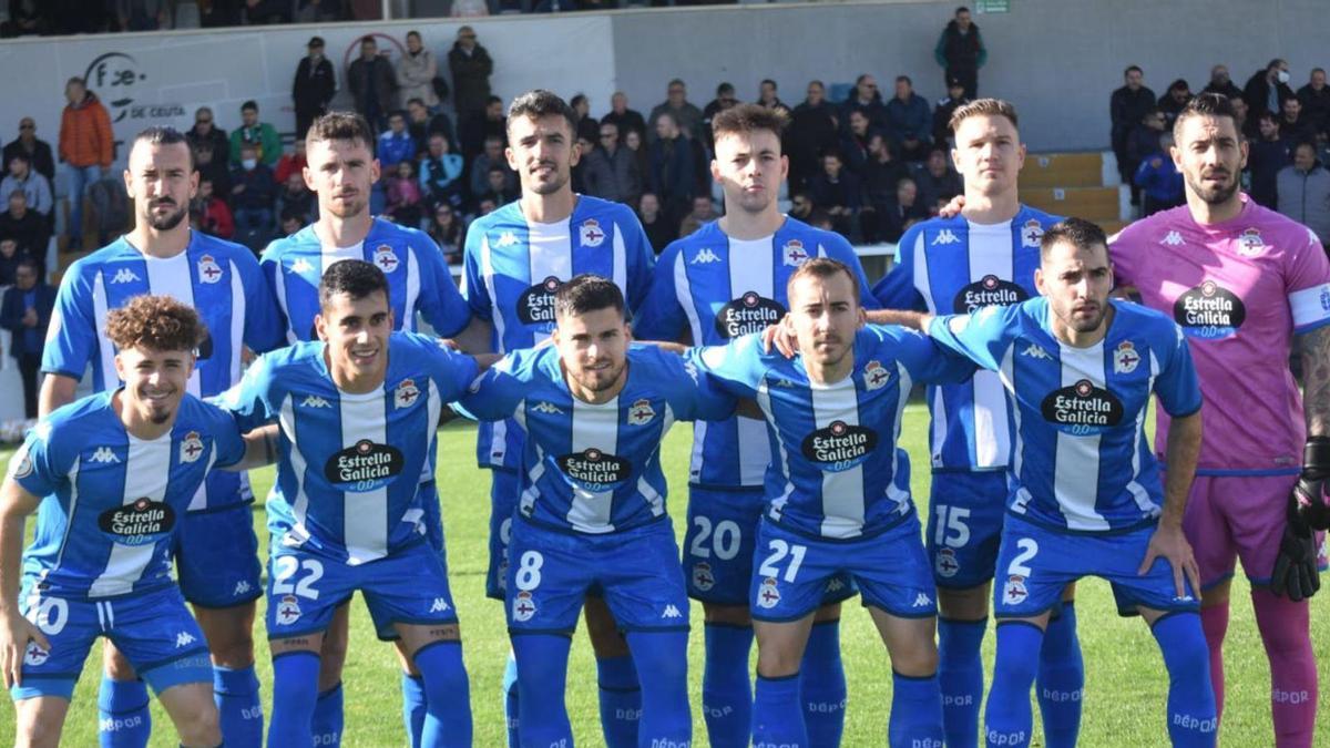 El once inicial del Deportivo, el pasado domingo sobre el césped del estadio Alfonso Murube de Ceuta. |  // LOF