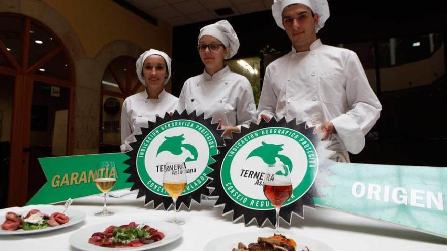 Por la izquierda, Paula Luis, Almudena Gómez y Rodrigo Fernández, frente a sus platos y las cervezas que los acompañan.