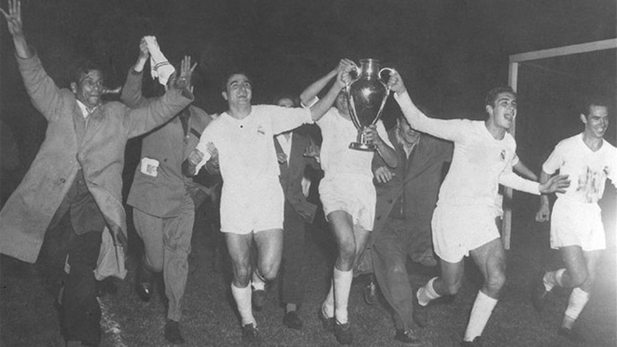 Los componentes de la plantilla del Real Madrid y directivos pasean la Copa de Europa conseguida por el club blanco tras derrotar al Stade de Reims en el Parque de los Príncipes