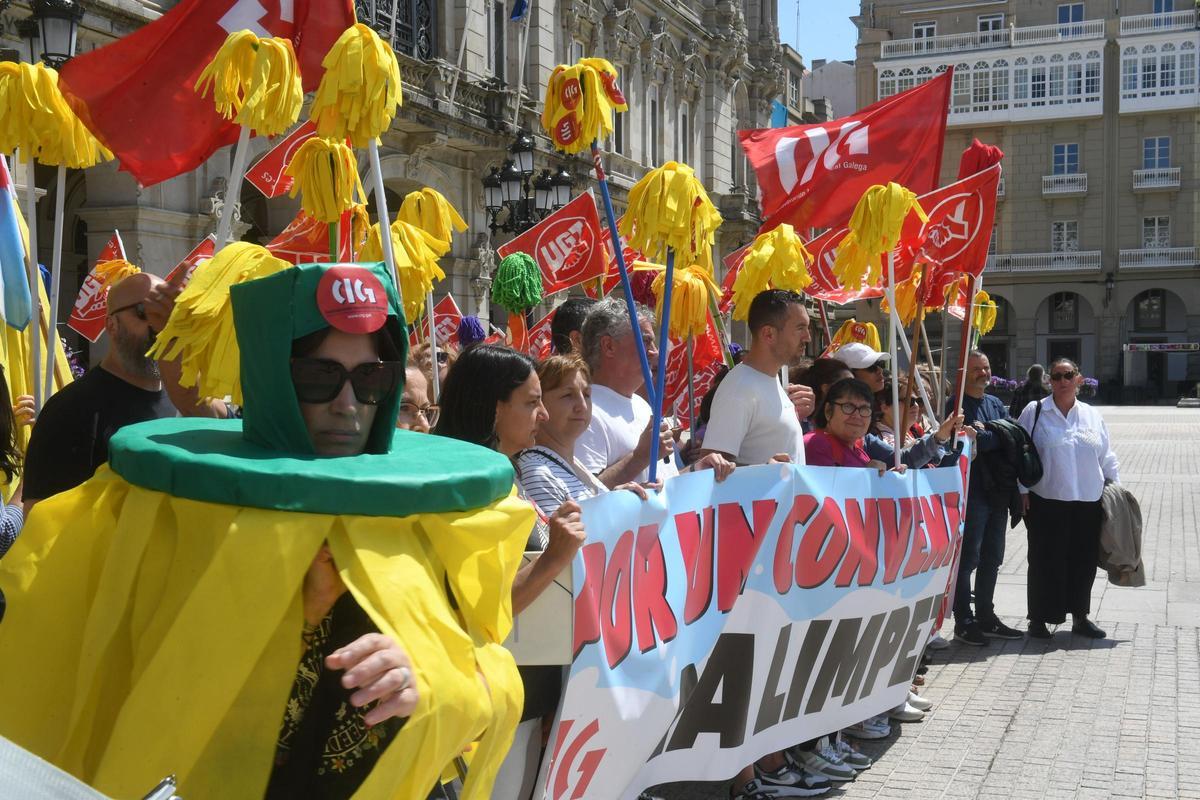 Protesta de trabajadoras del sector de la limpieza en la provincia de A ...