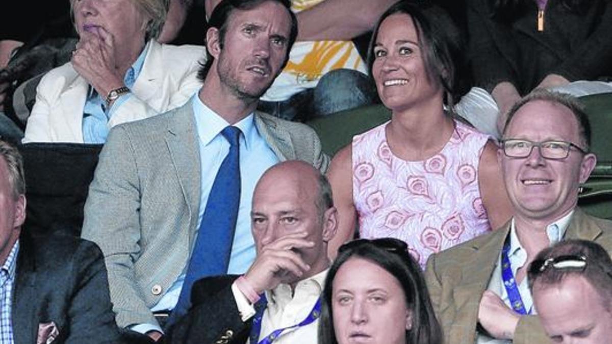 COMPROMETIDOS . Pippa Middleton y su novio, James Matthews, la pasada semana, en el torneo de tenis de Wimbledon.