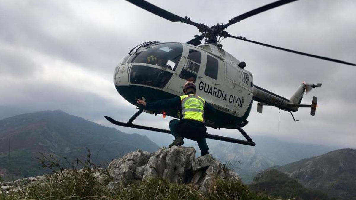 Un helicóptero en una actividad de montaña