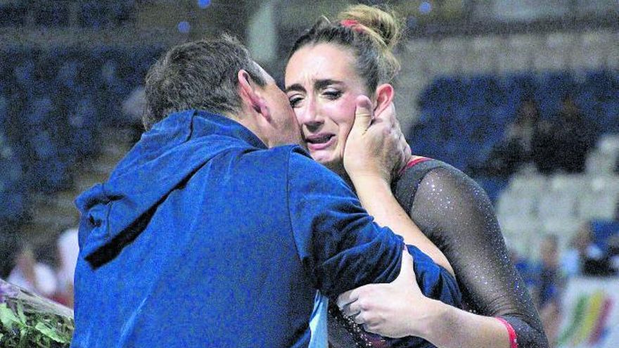 Cintia Rodríguez und ihr Trainer Pedro Mir nach dem letzten Auftritt der Turnerin in der Sporthalle Son Moix.  | FOTO: XELSKA