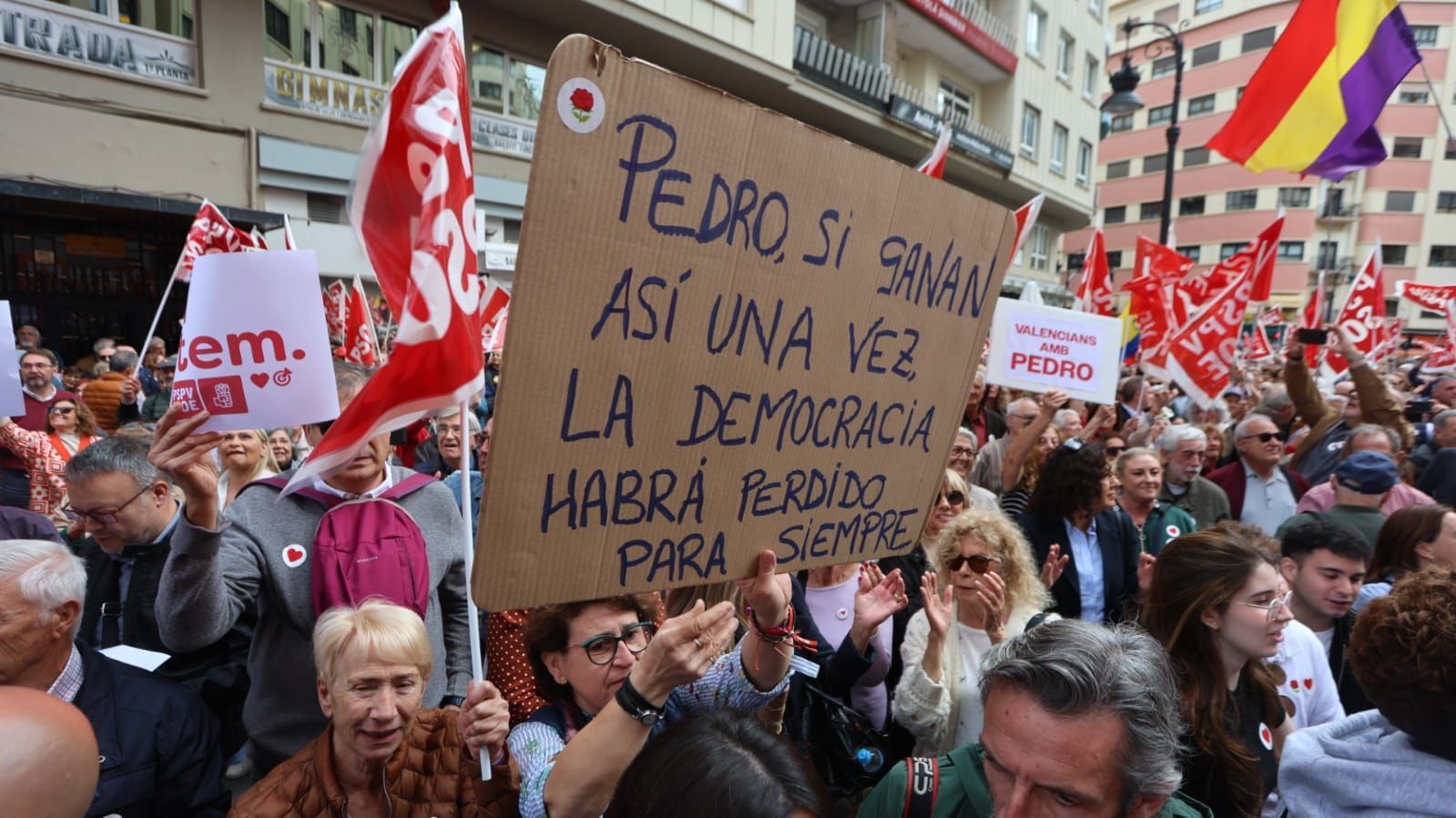 Una de las pancartas de respaldo a Pedro Sánchez.