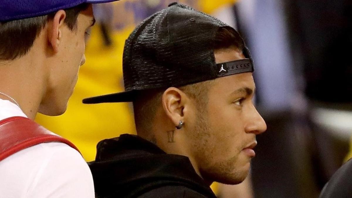 Neymar anoche en el Oracle Arena viendo a los Warriors