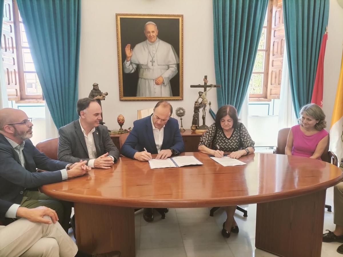 En la imagen, María Dolores García, presidenta de la UCAM, y Rafael Ros, Managing Partner para España y Benelux de Plug and Play, firmando el acuerdo, junto a la vicerrectora de Investigación de la Universidad y el director de UCAM HiTech