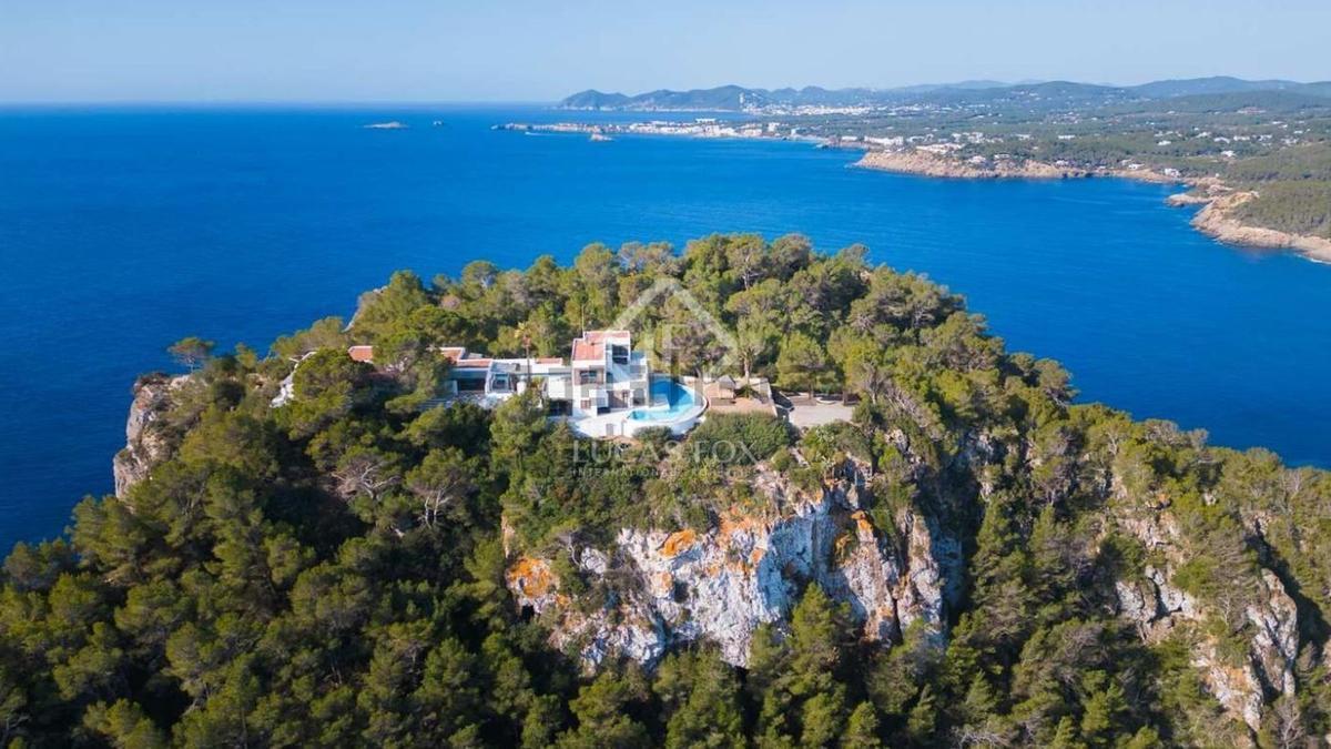 Se trata de una oportunidad de adquirir una vivienda con tres casas en una ubicación envidiable de Ibiza. La finca tiene acceso privado a una bonita playa.