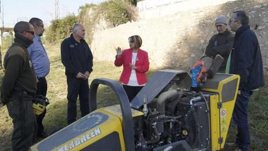 La alcaldesa con los operarios de la diputación.