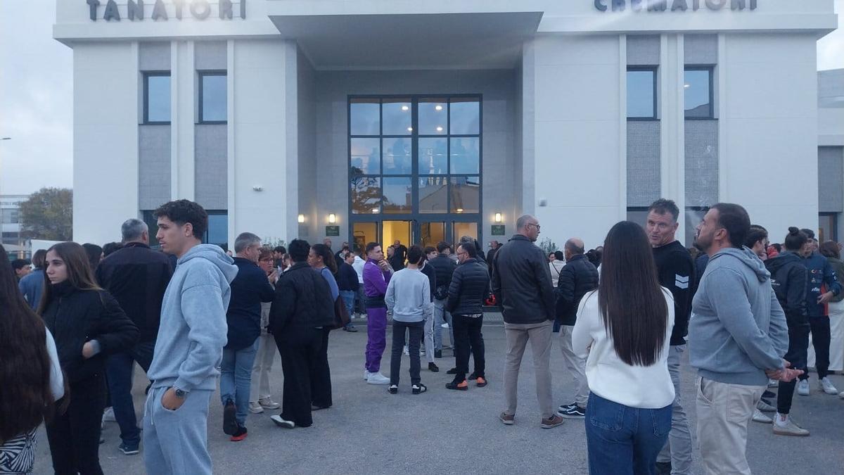 Asistentes a la capilla ardiente de Enzo Badenas, esta tarde en el tanatorio de Gandia.