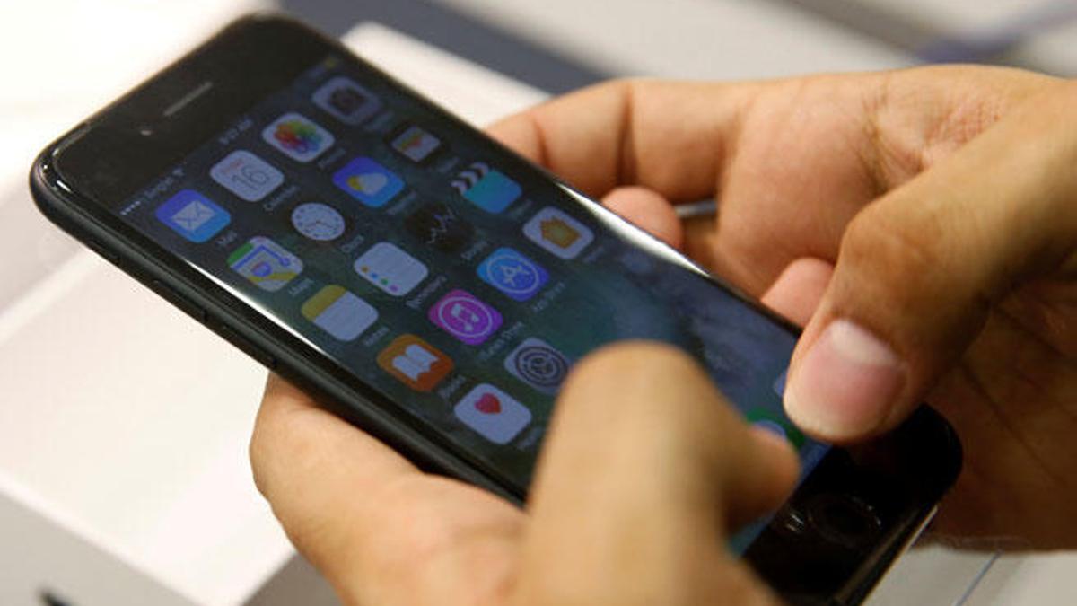 Un usuario prueba el iPhone 7.