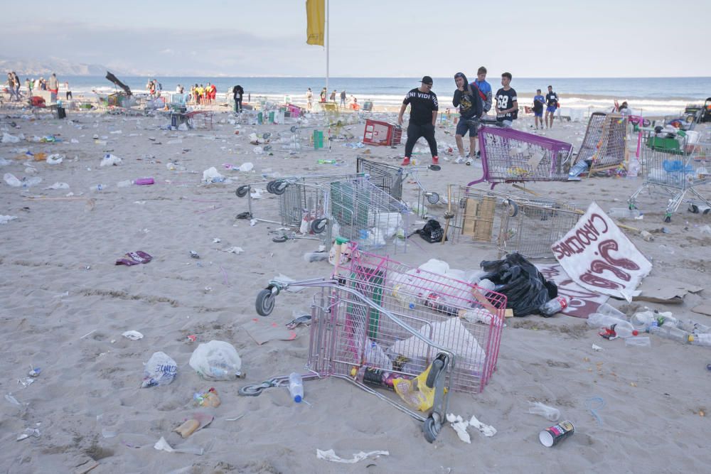 El macrobotellón de Santa Faz deja en la playa miles de kilos de basura