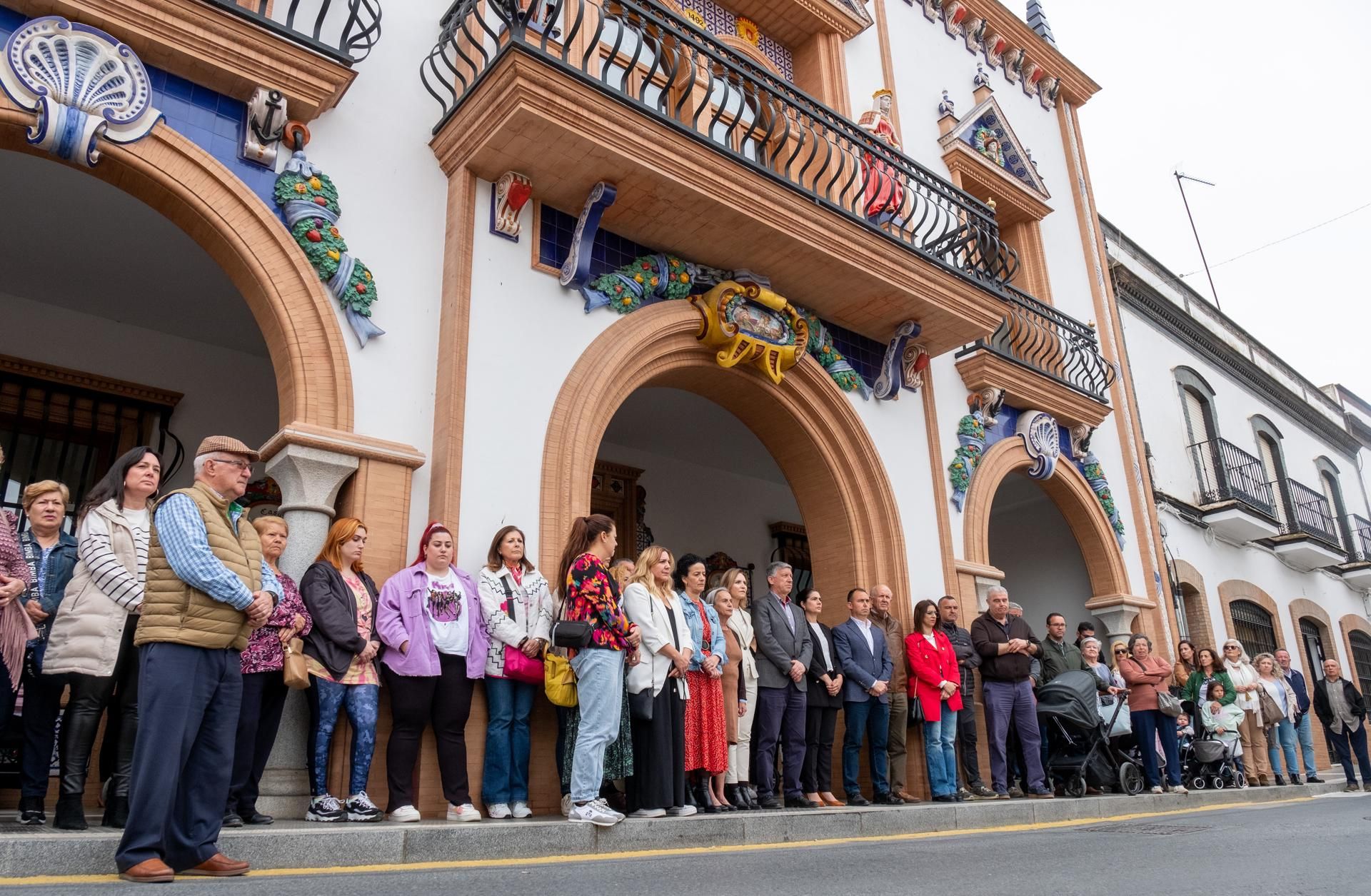 Minuto de silencio en la puerta del ayuntamiento de Palos de la Frontera (Huelva) en repulsa por el asesinato de Violeta, de 34 años, presuntamente a manos de su expareja.