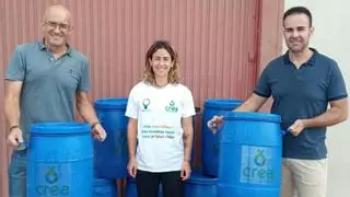 Las comparsas de Moros y Cristianos de Villena reciben contenedores para reciclar el aceite usado