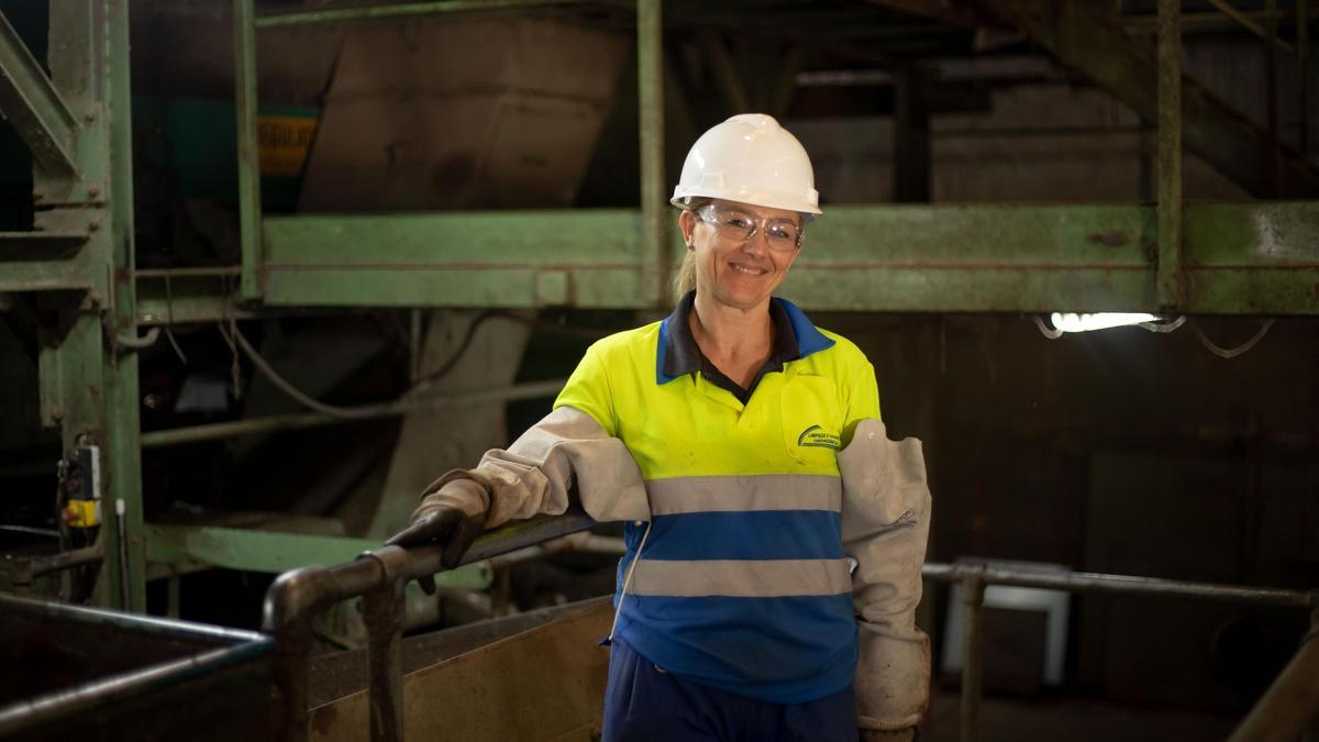 Leonor Martínez posa en su puesto de trabajo en la planta de tratamiento de residuos.