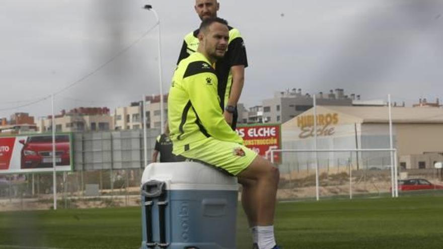 Iván Sánchez, quien no entrenó ayer con el grupo, junto al readaptador Aitor.