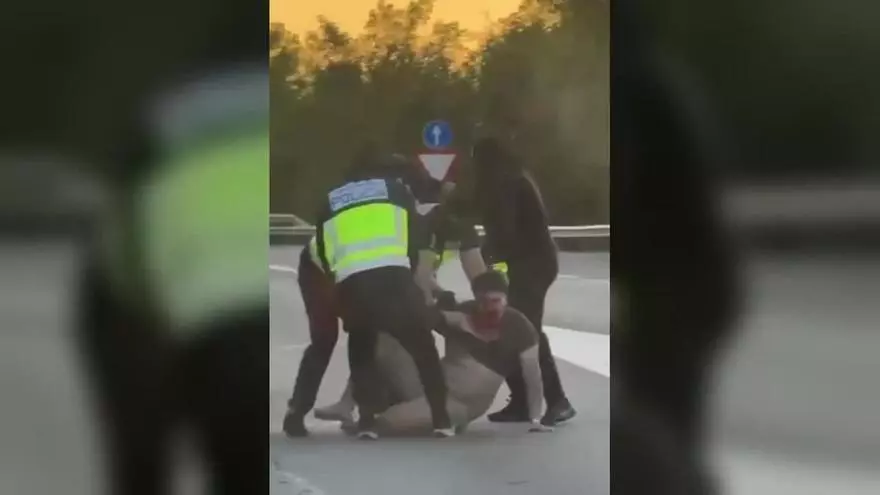 Cinco hombres vestidos de policías se llevan a un individuo de un coche en la AP-7 en el Vallès