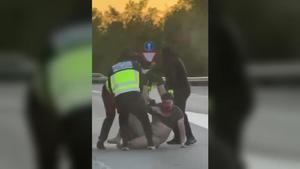 Cinco hombres vestidos de policías se llevan a un individuo de un coche en la AP-7 en el Vallès