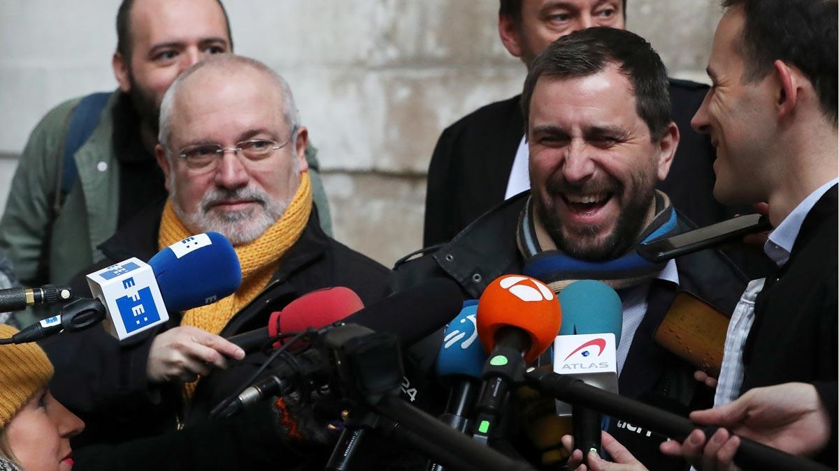 Toni Comín y Lluís Puig llegan al Palacio de Justicia de Bruselas.