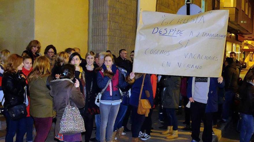 La protesta de Comisiones Obreras, ayer, en la residencia.