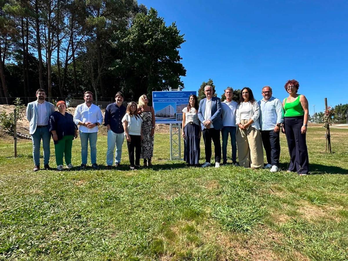 El alcalde de Ames, Blas García, y la conselleira de Infraestructuras, María Martínez Allegue, con miembros de la Corporación de Ames en la parcela de la rúa Agriños, en O Milladoiro, donde la Xunta construirá 79 viviendas de promoción pública.