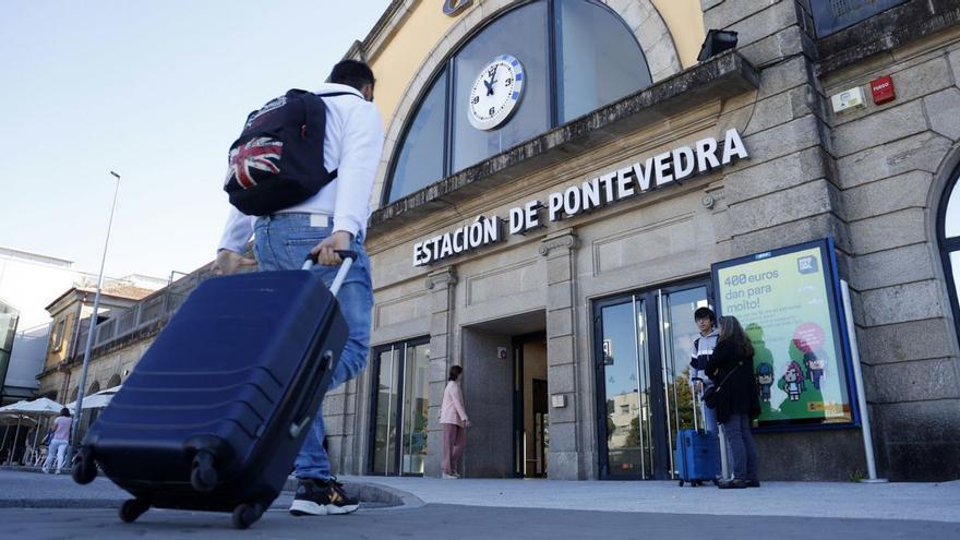 Un viajero se dirige a la estación de tren de Pontevedra. |   // GUSTAVO SANTOS