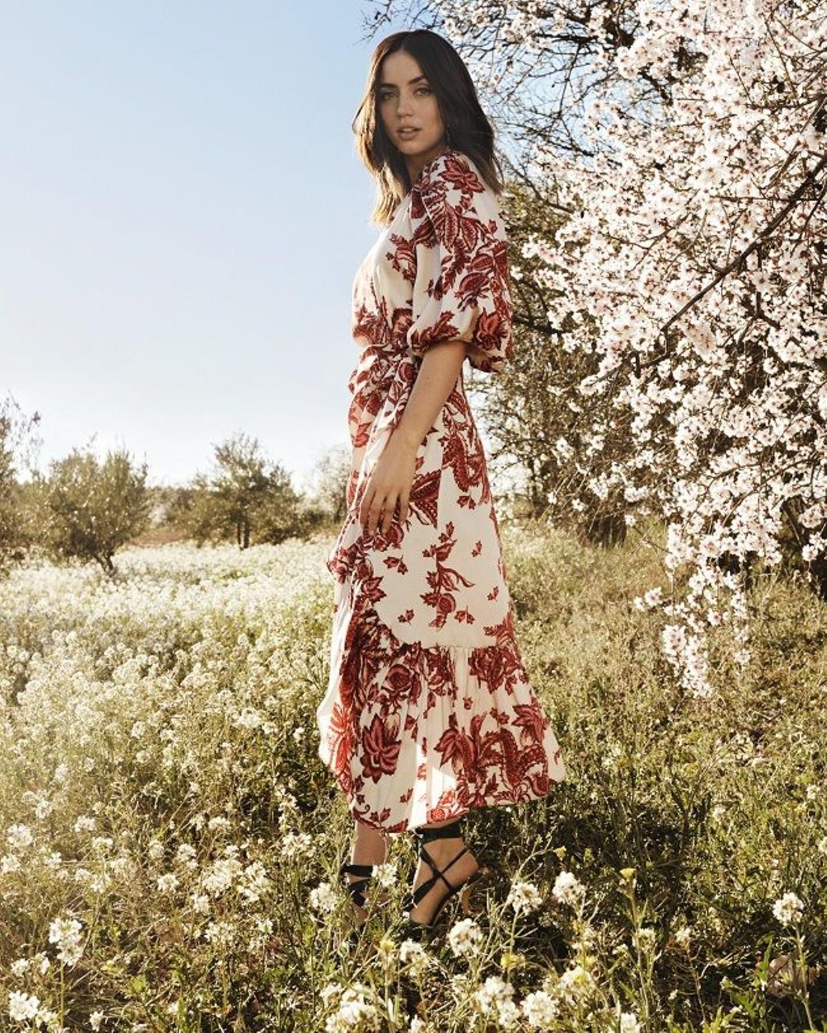 Ana de Armas con vestido estampado para la campaña 'Ya es Primavera' de El Corte Inglés