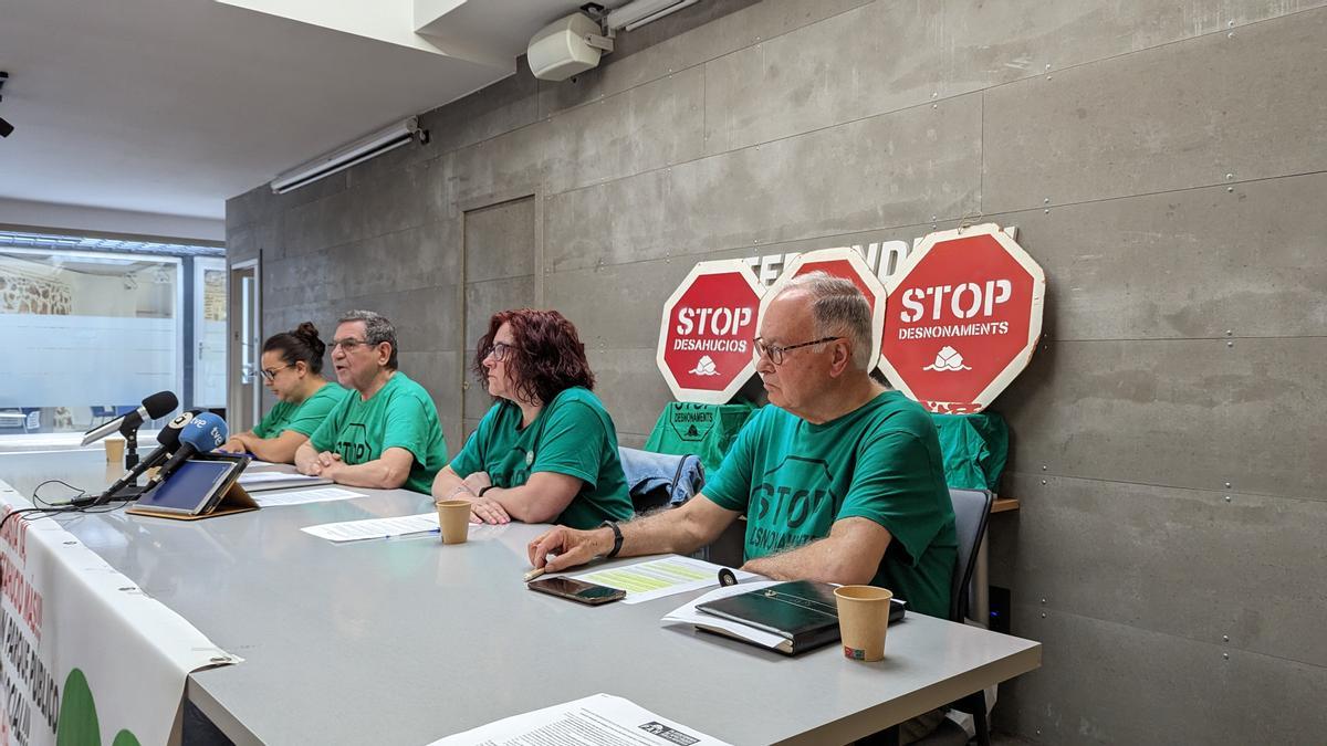 Activistas de la PAH en la presentación del Plan de Choque contra la Emergencia Habitacional en València