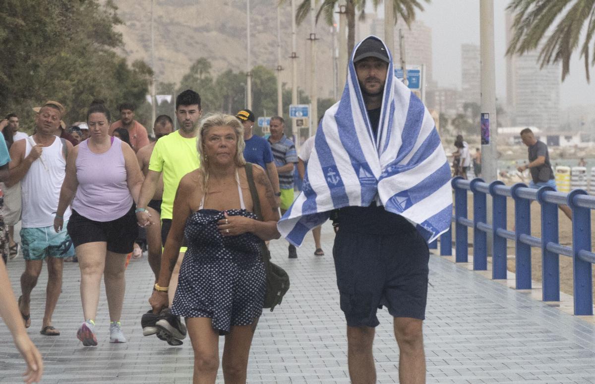 ALICANTE. PLAYA POSTIGUET TEMPORAL LLUVIA Y VIENTO VERANO AGOSTO