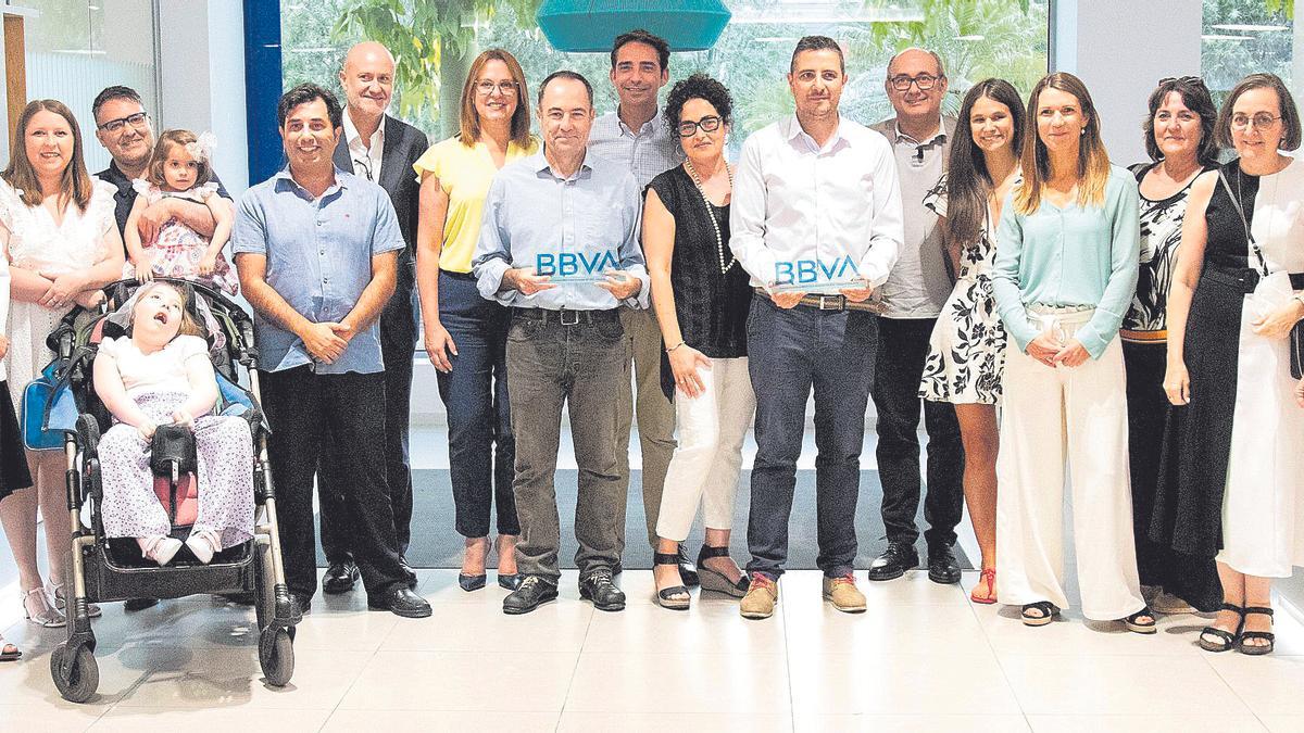 Foto de familia de la entrega de los premios BBVA Futuro Sostenible a Astrapace, por su proyecto Ecoviva, y a D’Genes por su red de apoyo integral a las familias afectadas por una enfermedad rara.