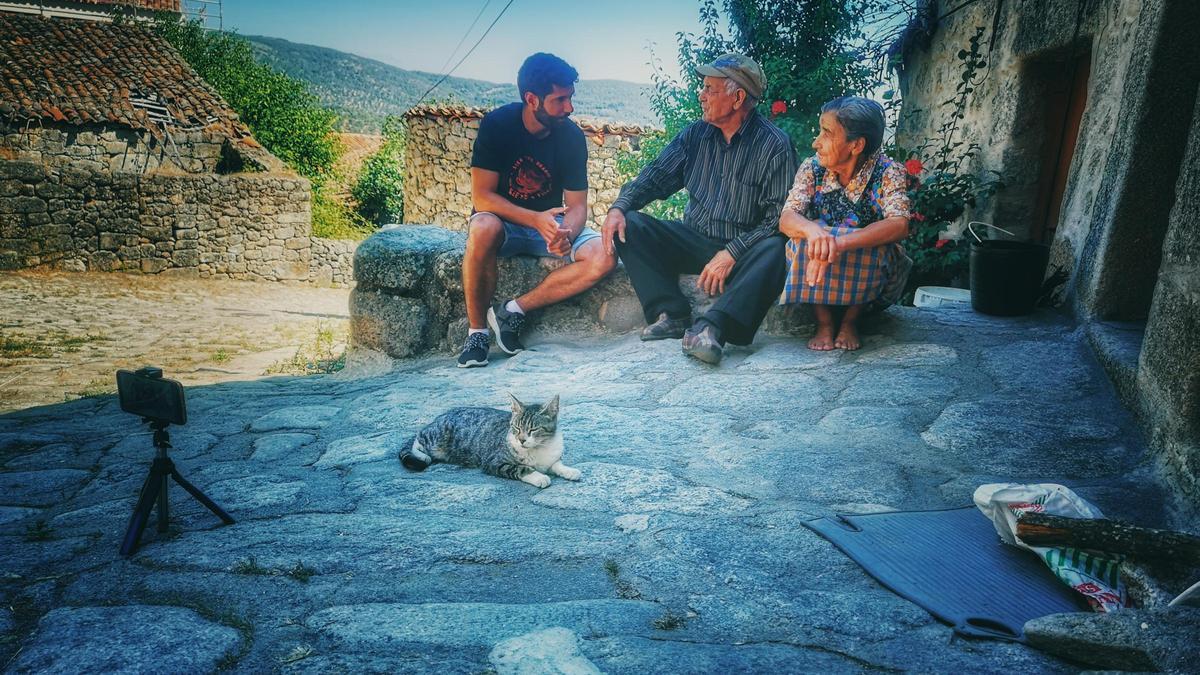 Denis Escudero, periodista, autor de “La España que abandonamos” con unos vecinos de un pueblo que aparece en el libro.