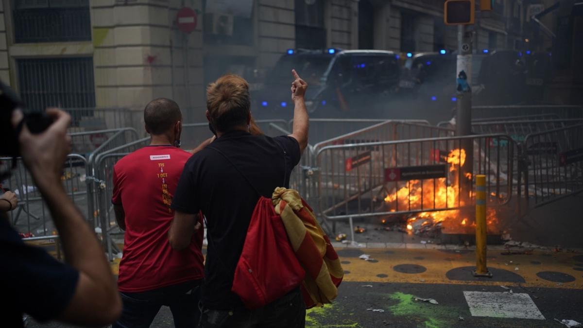 Tensió davant de la comissaria de la Policia Nacional a Via Laietana