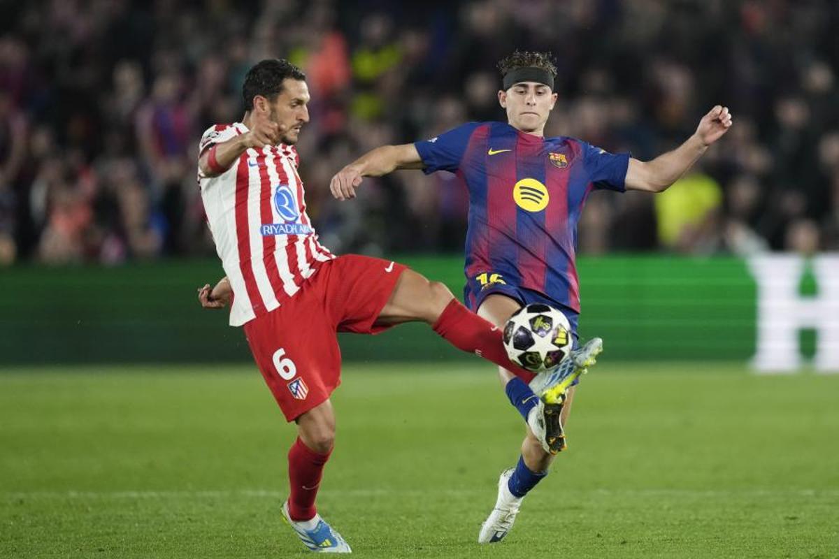 Koke disputa un balón con Fermín López durante el juego de ida entre Atlético de Madrid y Barcelona en los cuartos de final de la Champions League