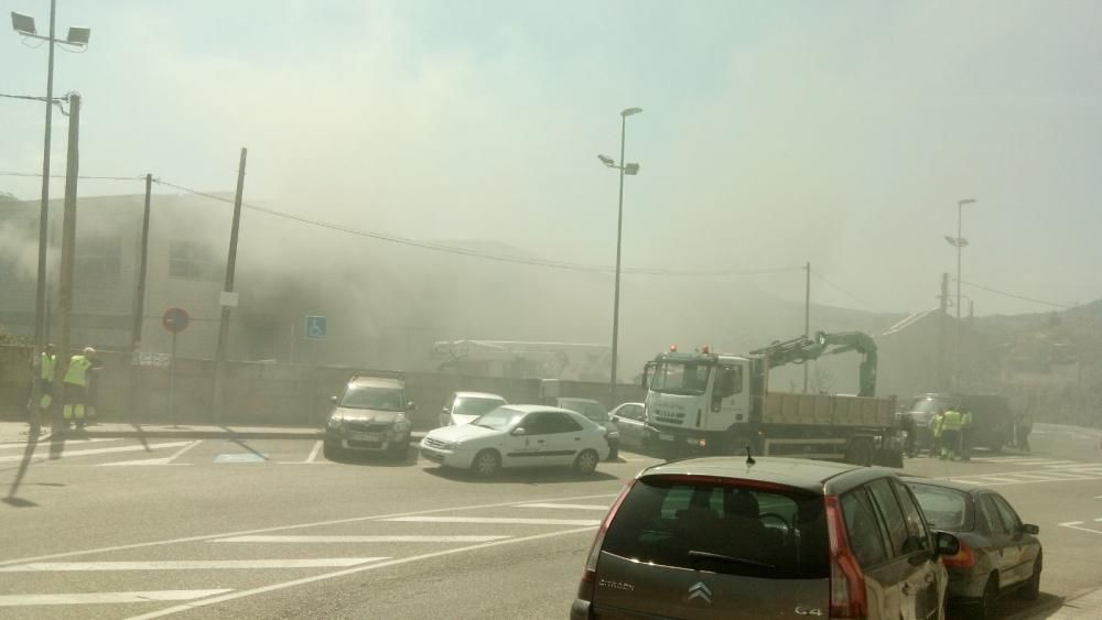 El incendio en el parque móvil de Vigo se salda con 5 intoxicados