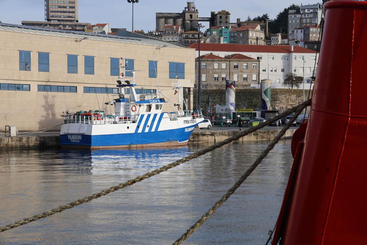 Un barco de palangre detrás de la sede de ARVI, en O Berbés