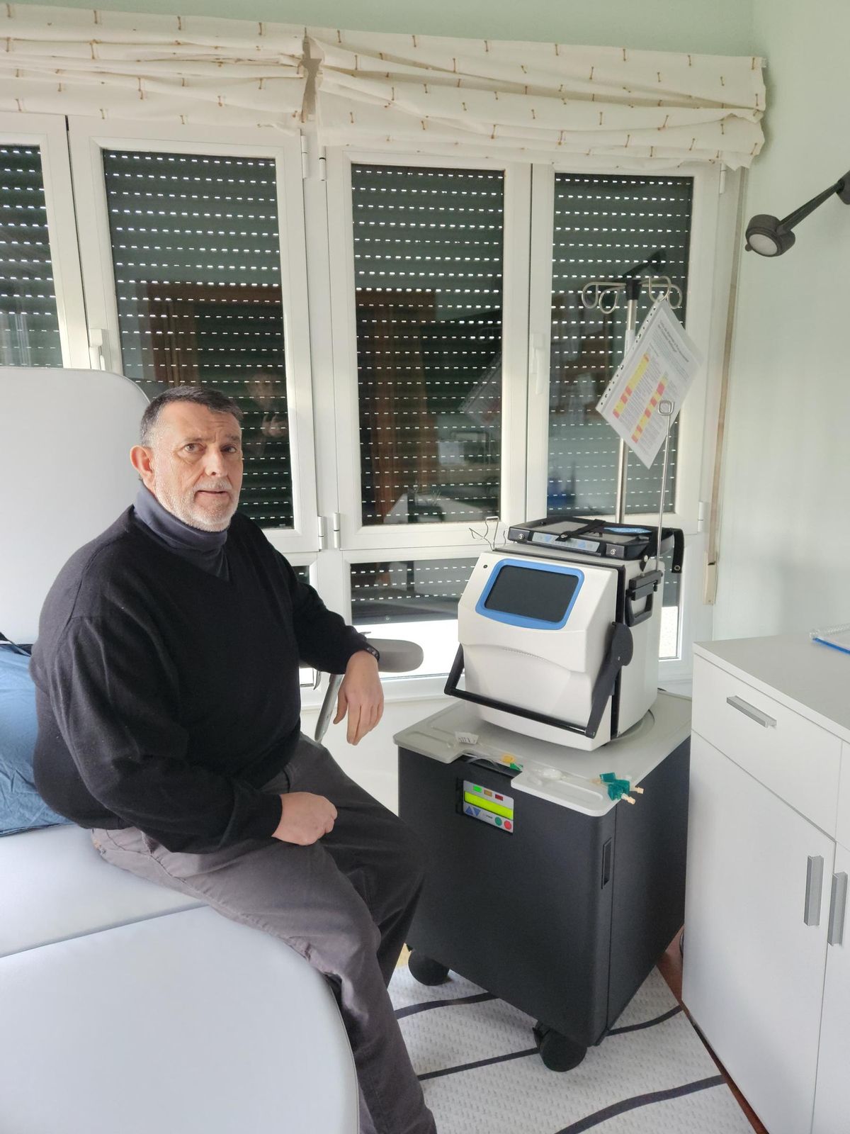 Francisco Javier García, junto a la máquina de hemodiálisis, en su casa de Santiago.