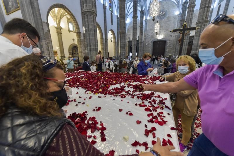 Fiesta de la Ascensión con la tradicional lluvia de pétalos