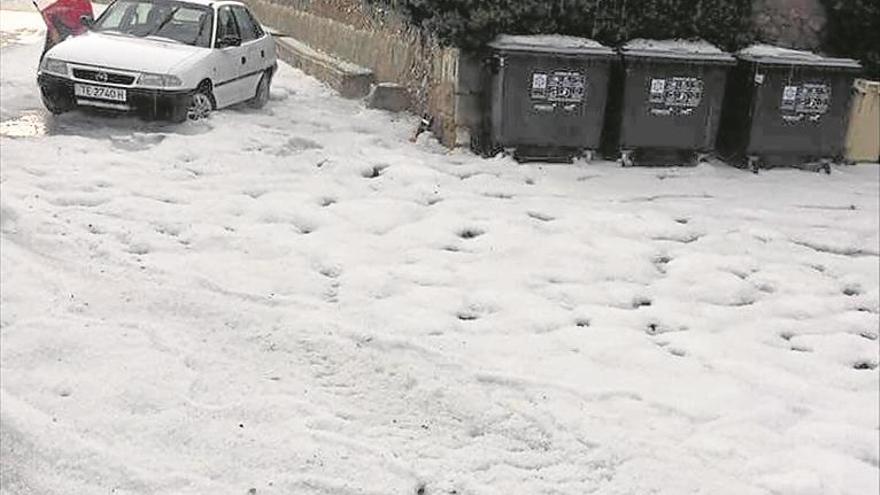 Una espectacular granizada obliga a actuar a las quitanieves en la N-232