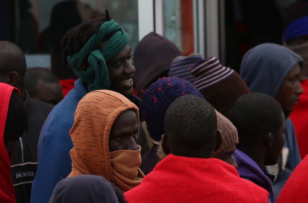 Los 54 inmigrantes rescatados en una patera en el mar de Alborán han llegado al puerto de Málaga sobre las 17h.