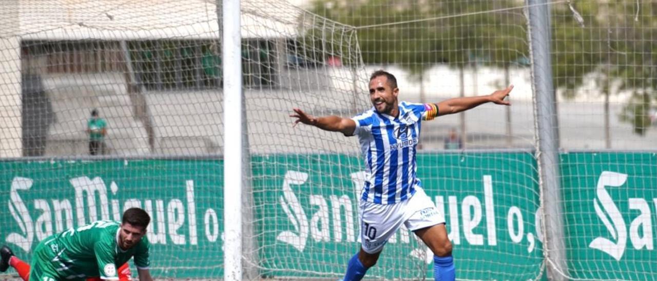 Canario celebra el primer tanto del partido.