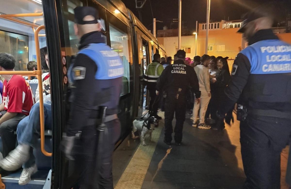 Policías locales de La Laguna en un tranvía