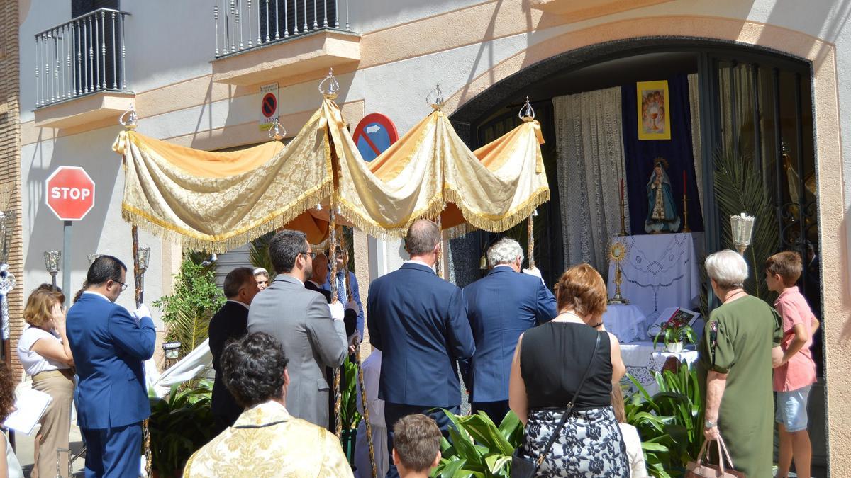 La procesión de Fuente Palmera, ante uno de los altares instalados en el recorrido.