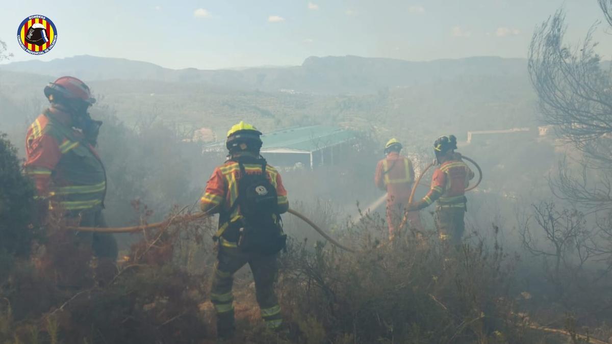 Los bomberos actuando sobre el terreno en el incendio de Llutxent