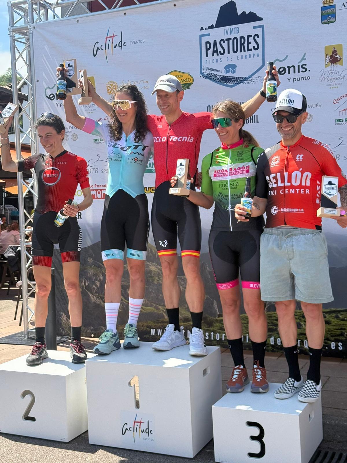 Del Cueto y Cristina Moran, en lo más alto del podio del Maratón MTB "Pastores de los Picos de Europa".