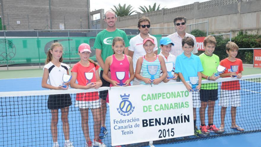 Finalistas y semifinalistas con sus respectivos trofeos.