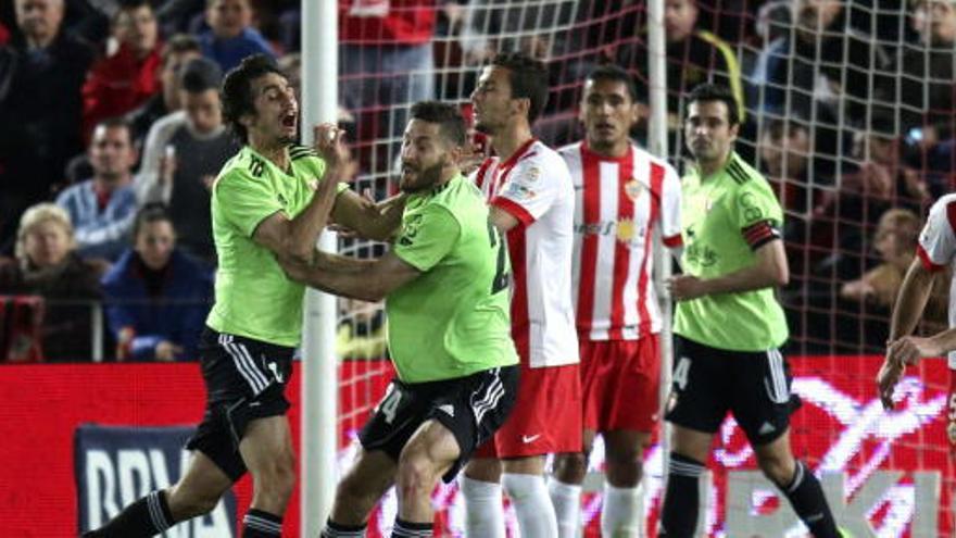 Arribas celebra su gol al Almería.