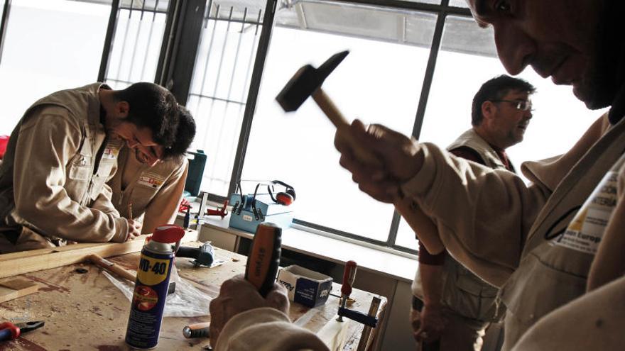 Imagen de archivo de los alumnos en un taller de carpintería realizado por Idelsa
