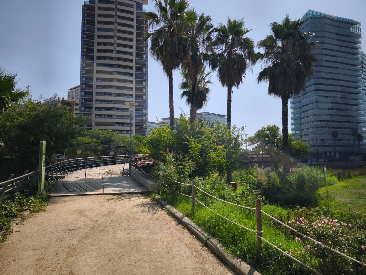 "El puente sobre los lagos del parque de Diagonal Mar lleva meses vallado" "El puente sobre los lagos del parque de Diagonal Mar lleva meses vallado"