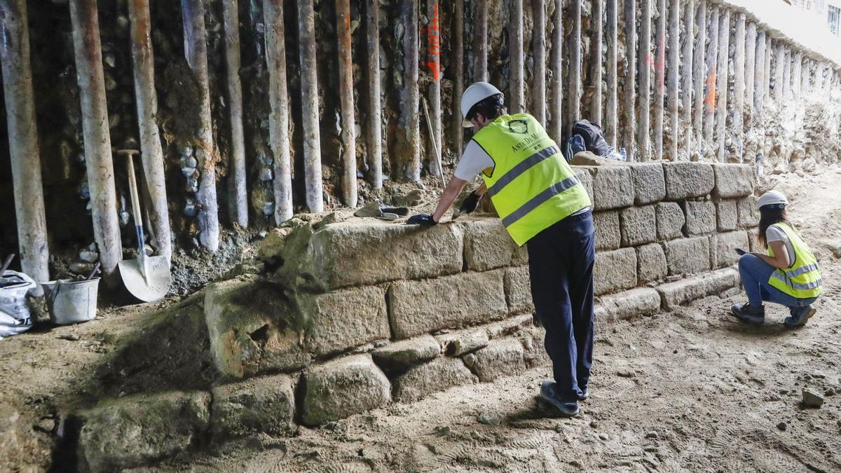 Los arqueólogos trabajan para “desenterrar” por completo la muralla aparecida en las obras de la calle Carral.  