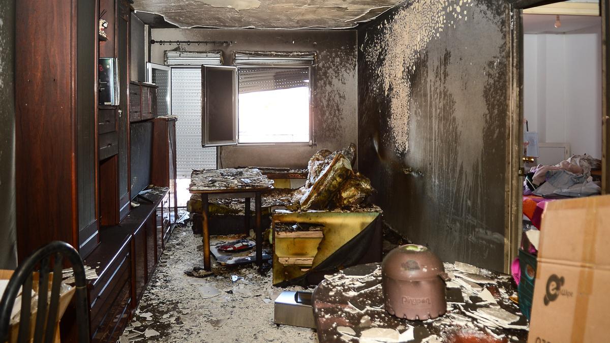 Imagen de cómo ha quedado el salón de la vivienda de Plasencia donde se ha producido el incendio.