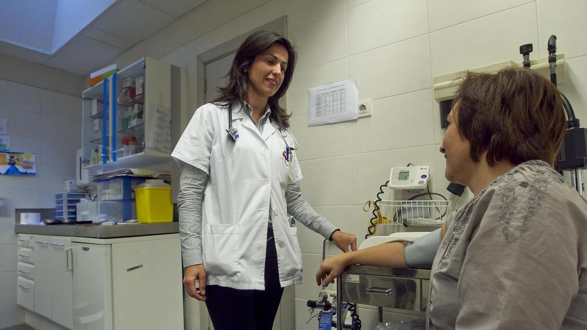 Una médico de Familia atiende a una paciente en consulta.